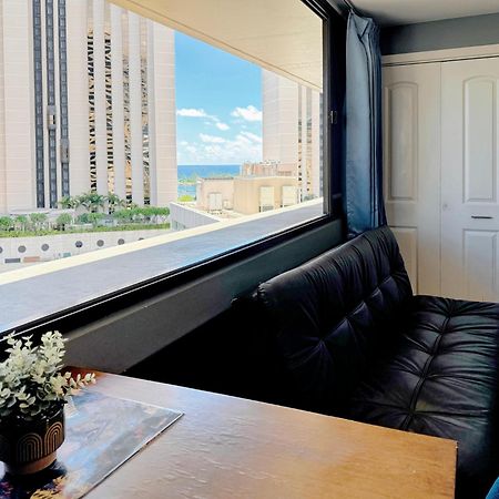 Spacious Studio W/ Parking, Beach/Mall/Park Honolulu Exterior photo