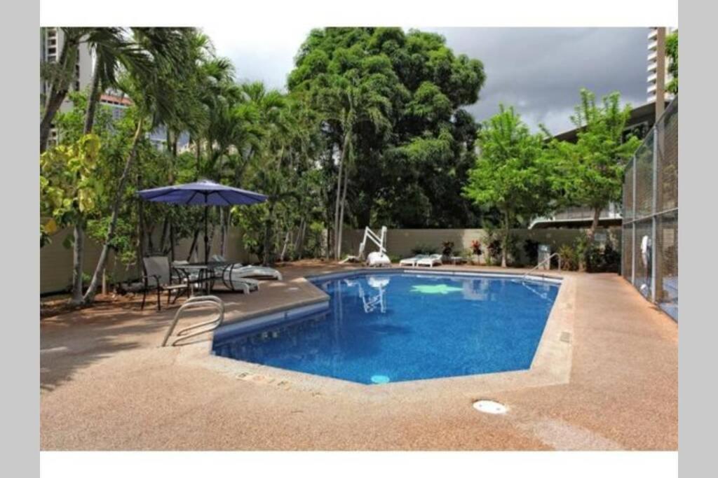 Spacious Studio W/ Parking, Beach/Mall/Park Honolulu Exterior photo