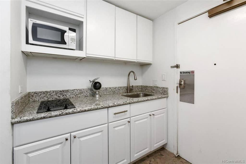 Spacious Studio W/ Parking, Beach/Mall/Park Honolulu Exterior photo