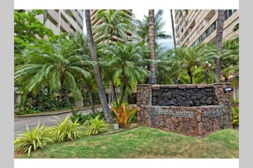 Spacious Studio W/ Parking, Beach/Mall/Park Honolulu Exterior photo