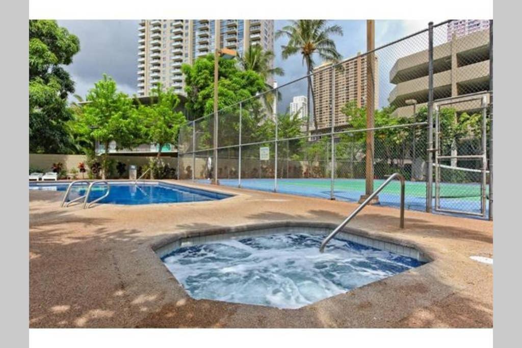 Spacious Studio W/ Parking, Beach/Mall/Park Honolulu Exterior photo