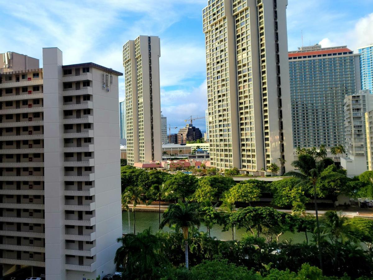 Spacious Studio W/ Parking, Beach/Mall/Park Honolulu Exterior photo