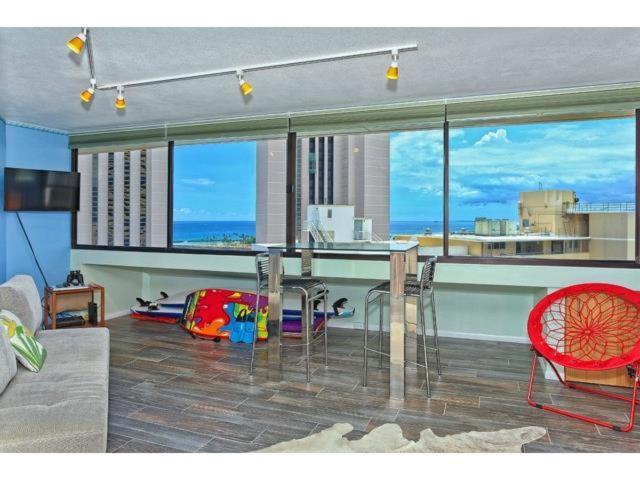 Spacious Studio W/ Parking, Beach/Mall/Park Honolulu Exterior photo