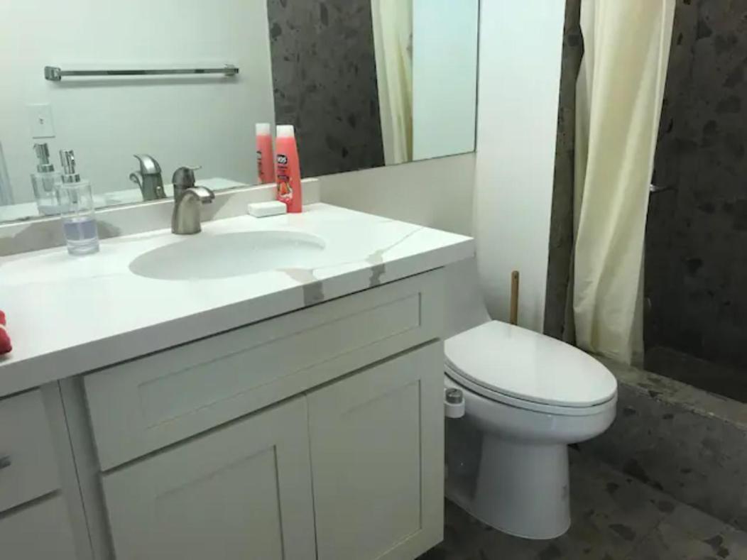 Spacious Studio W/ Parking, Beach/Mall/Park Honolulu Exterior photo