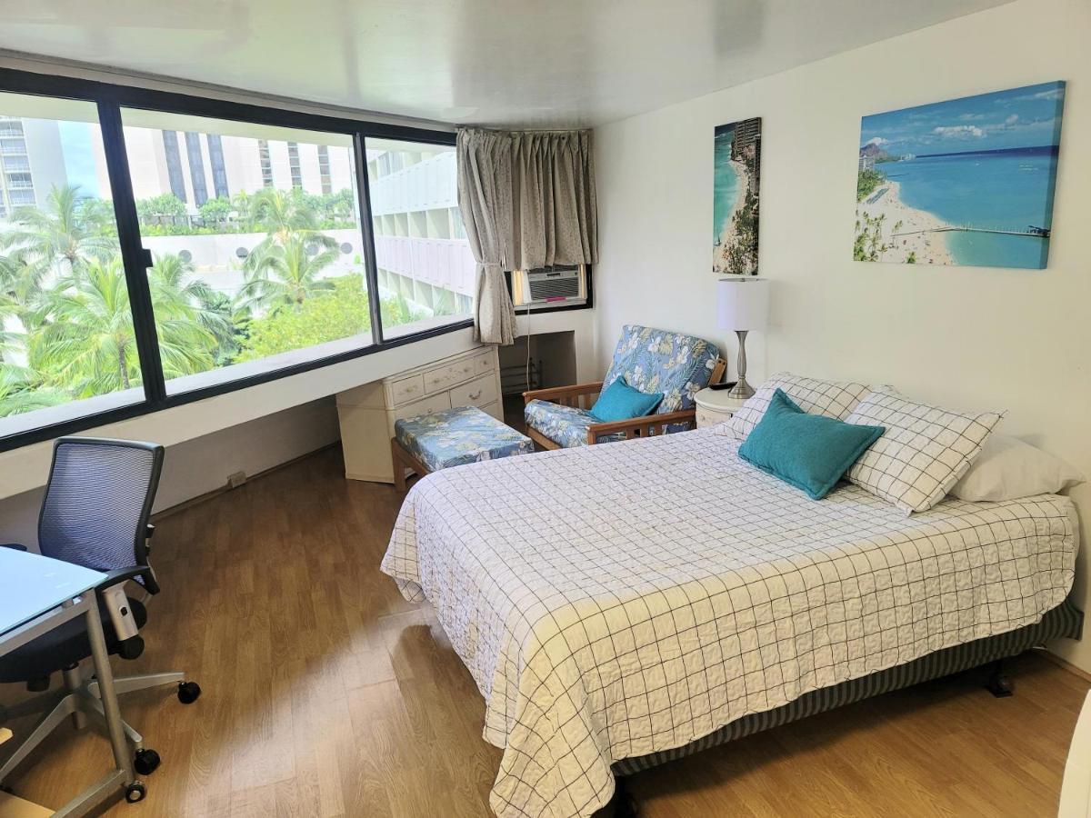 Spacious Studio W/ Parking, Beach/Mall/Park Honolulu Exterior photo
