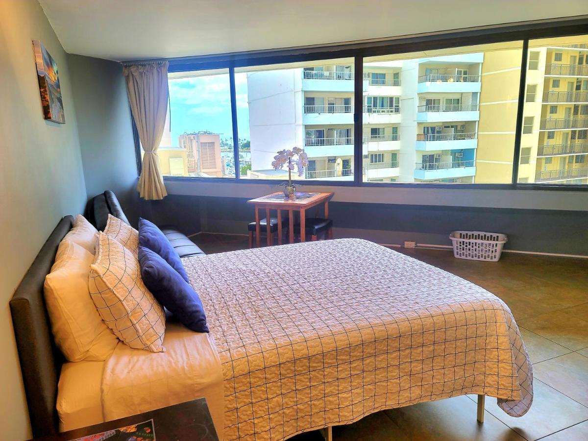 Spacious Studio W/ Parking, Beach/Mall/Park Honolulu Exterior photo