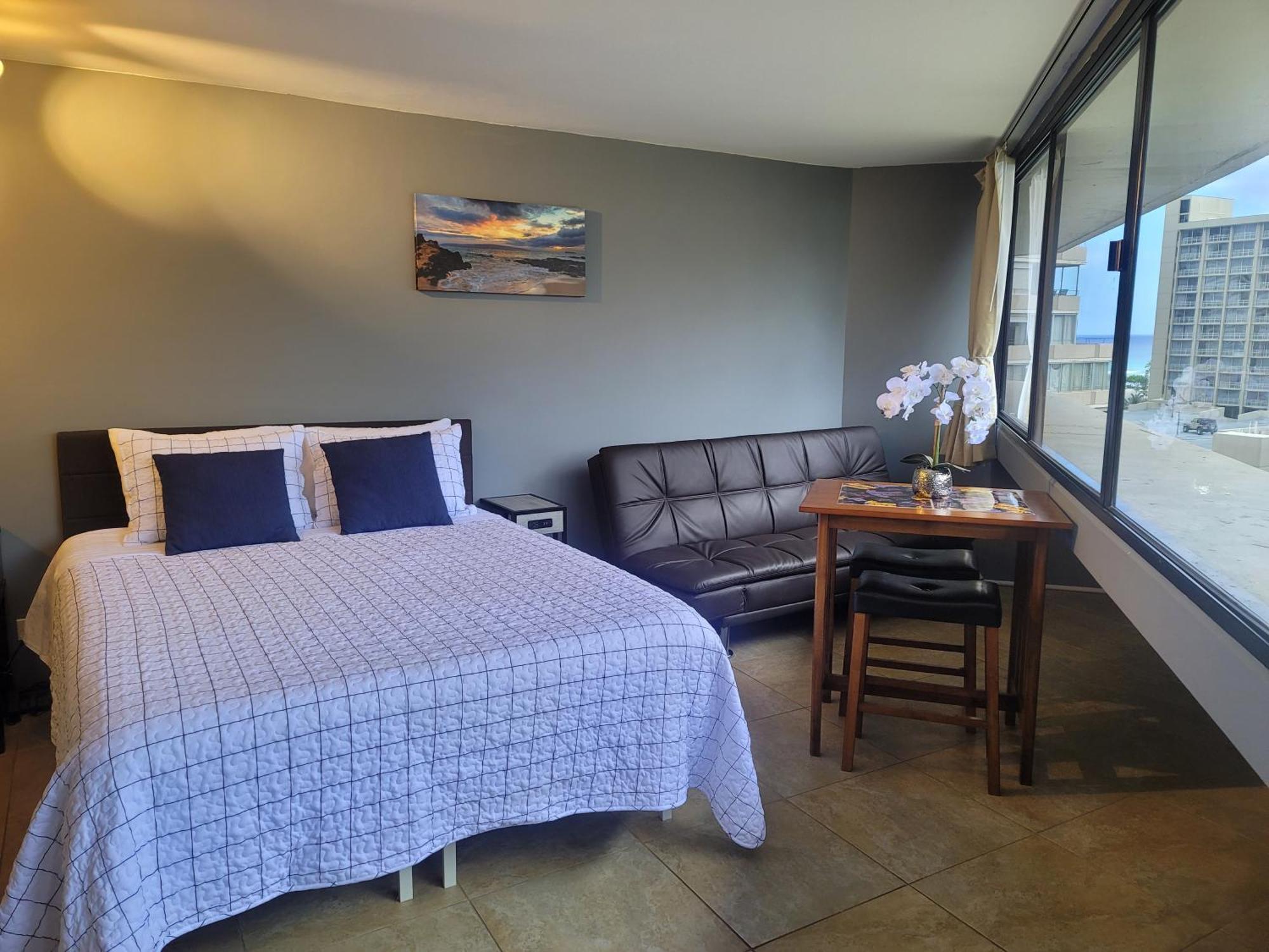 Spacious Studio W/ Parking, Beach/Mall/Park Honolulu Room photo