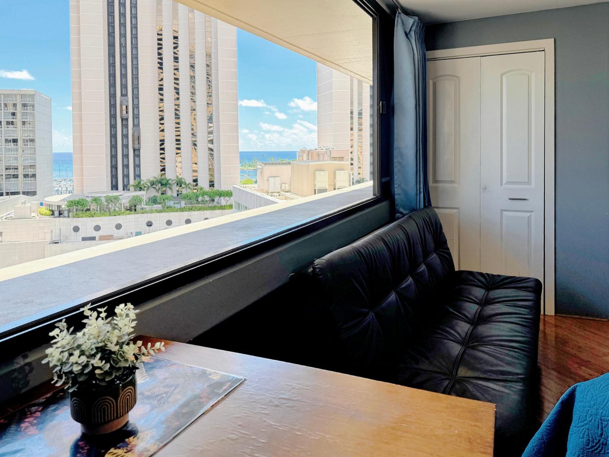 Spacious Studio W/ Parking, Beach/Mall/Park Honolulu Exterior photo
