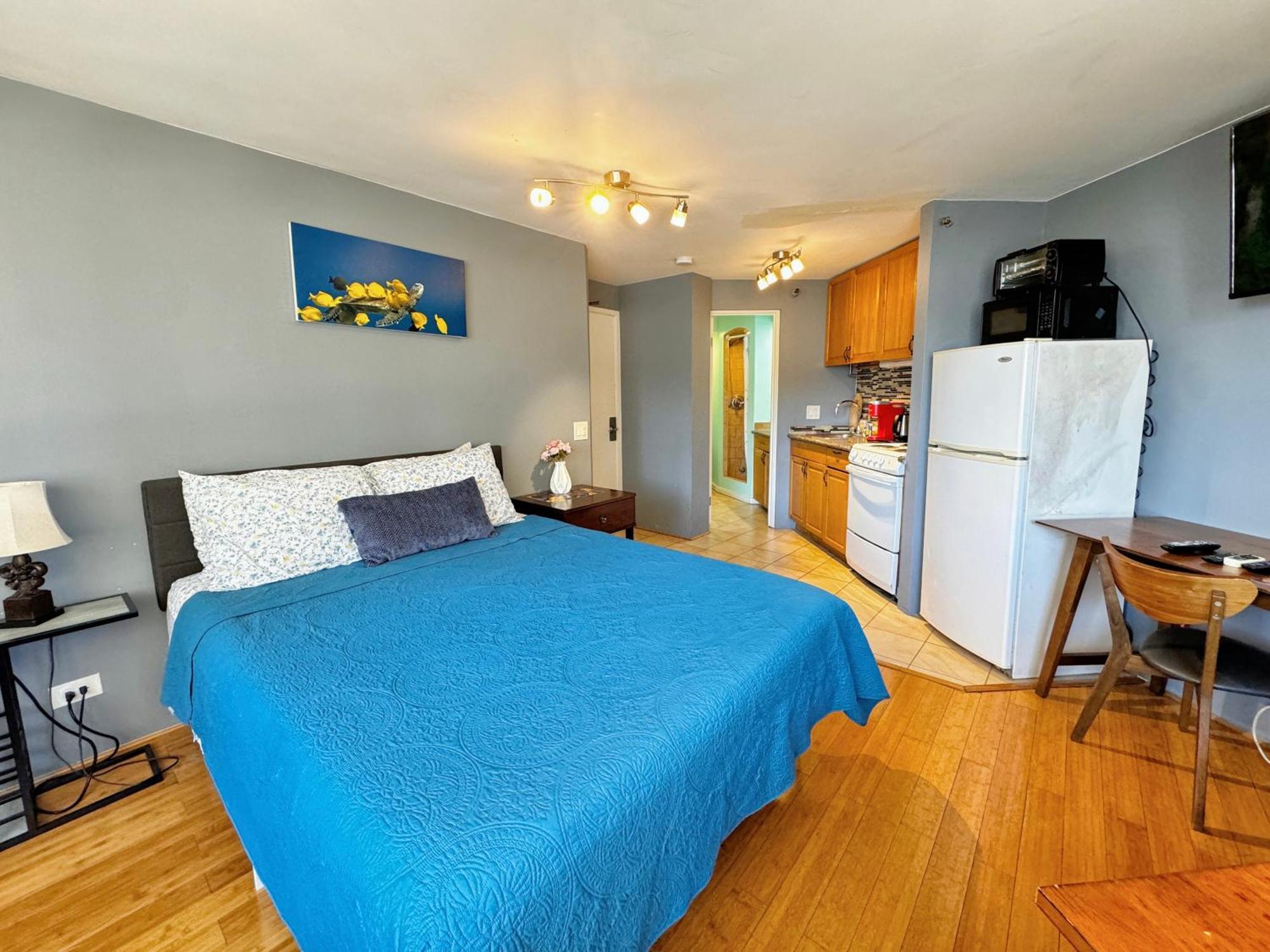 Spacious Studio W/ Parking, Beach/Mall/Park Honolulu Exterior photo