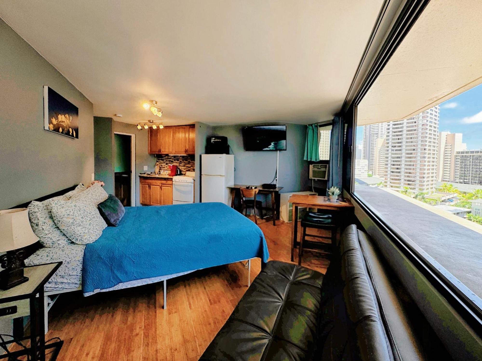 Spacious Studio W/ Parking, Beach/Mall/Park Honolulu Exterior photo